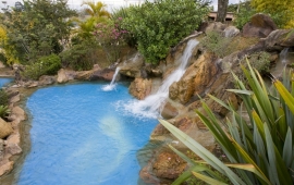 Piscina com Cachoeira