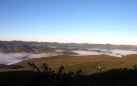 Amanhecer acima das núvens