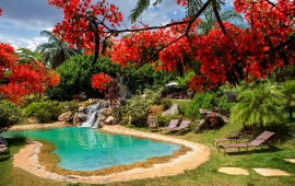 Piscina com cachoeira