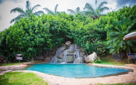 Piscina com cachoeira