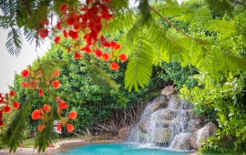 Piscina com cachoeira