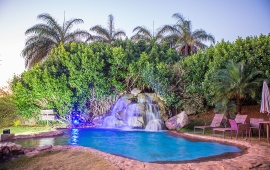 Piscina com cachoeira